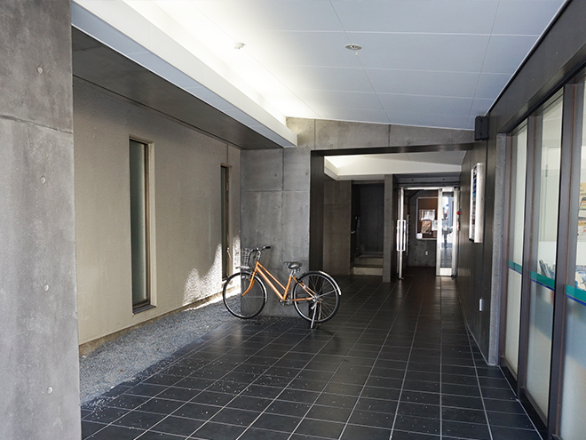 通路奥にエレベーターがございます。